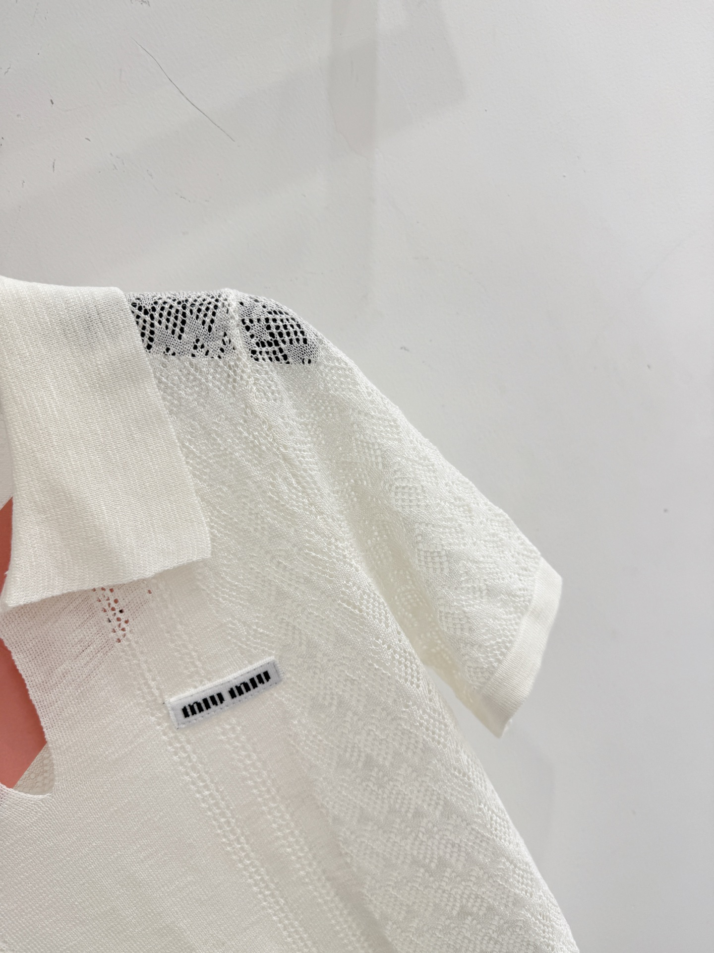 Chanel 黑白两色透气上衣，温柔减龄撞色娃娃领菱格针织短款法式少女感镂空