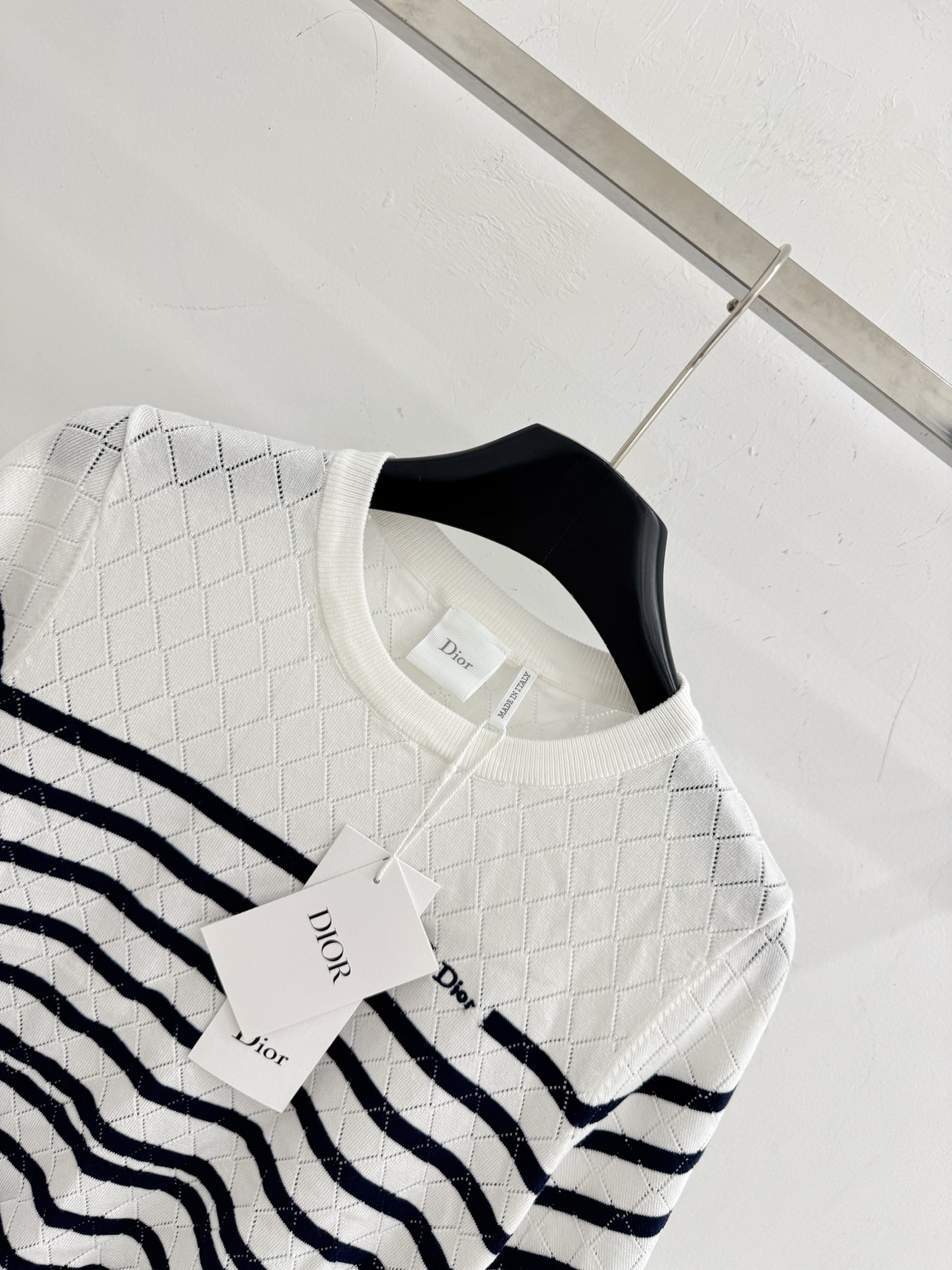 Dior CD26春夏新款、镂空菱格纹蓝白条纹针织上衣，两色可选法式清新蓝白条纹圆领针织短款