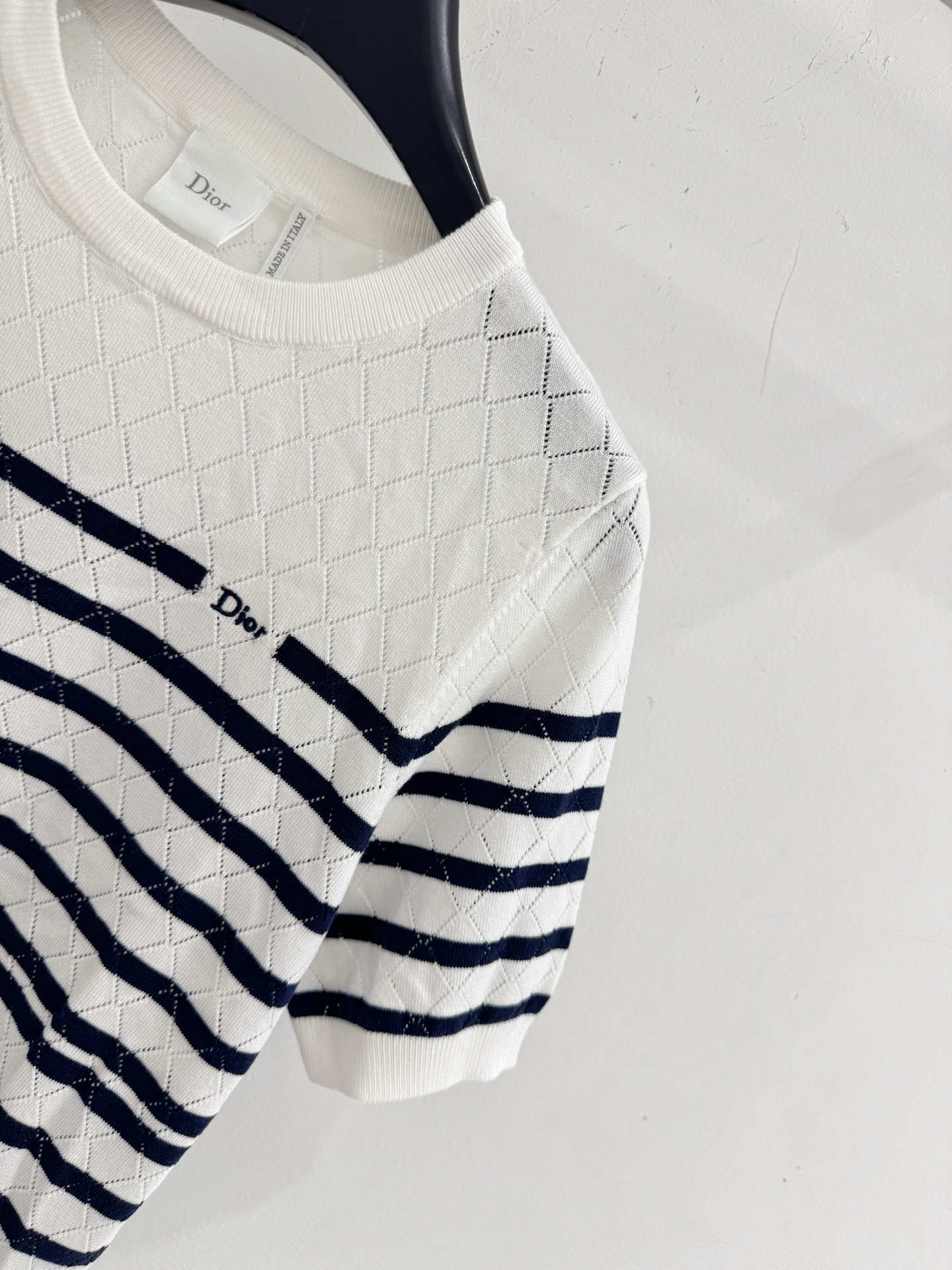 Dior CD26春夏新款、镂空菱格纹蓝白条纹针织上衣，两色可选法式清新蓝白条纹圆领针织短款