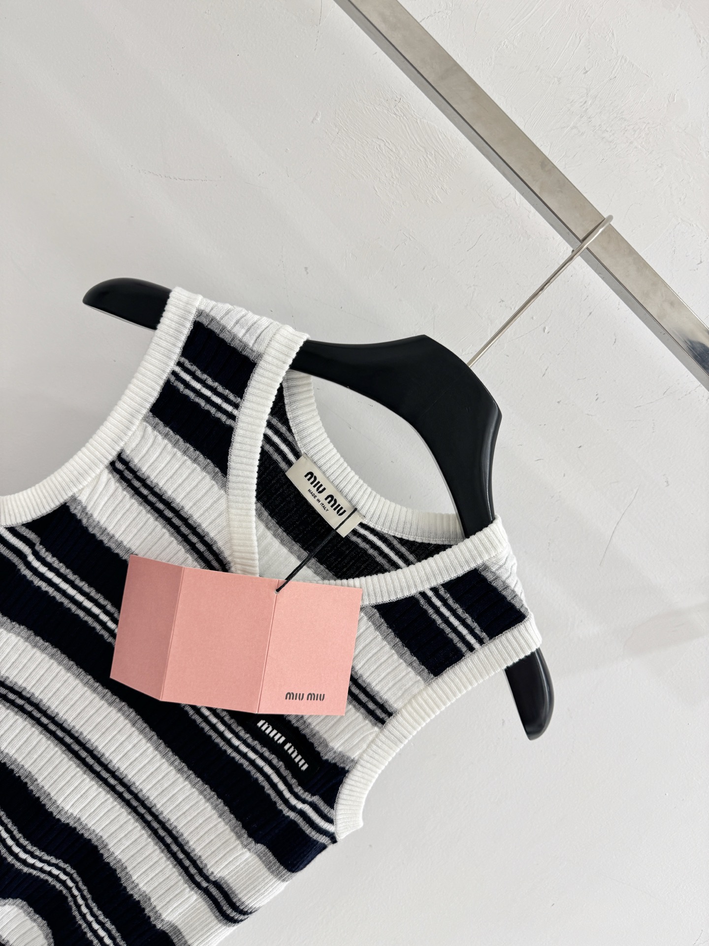 Chanel 条纹撞色针织背心，黑白与蓝白款