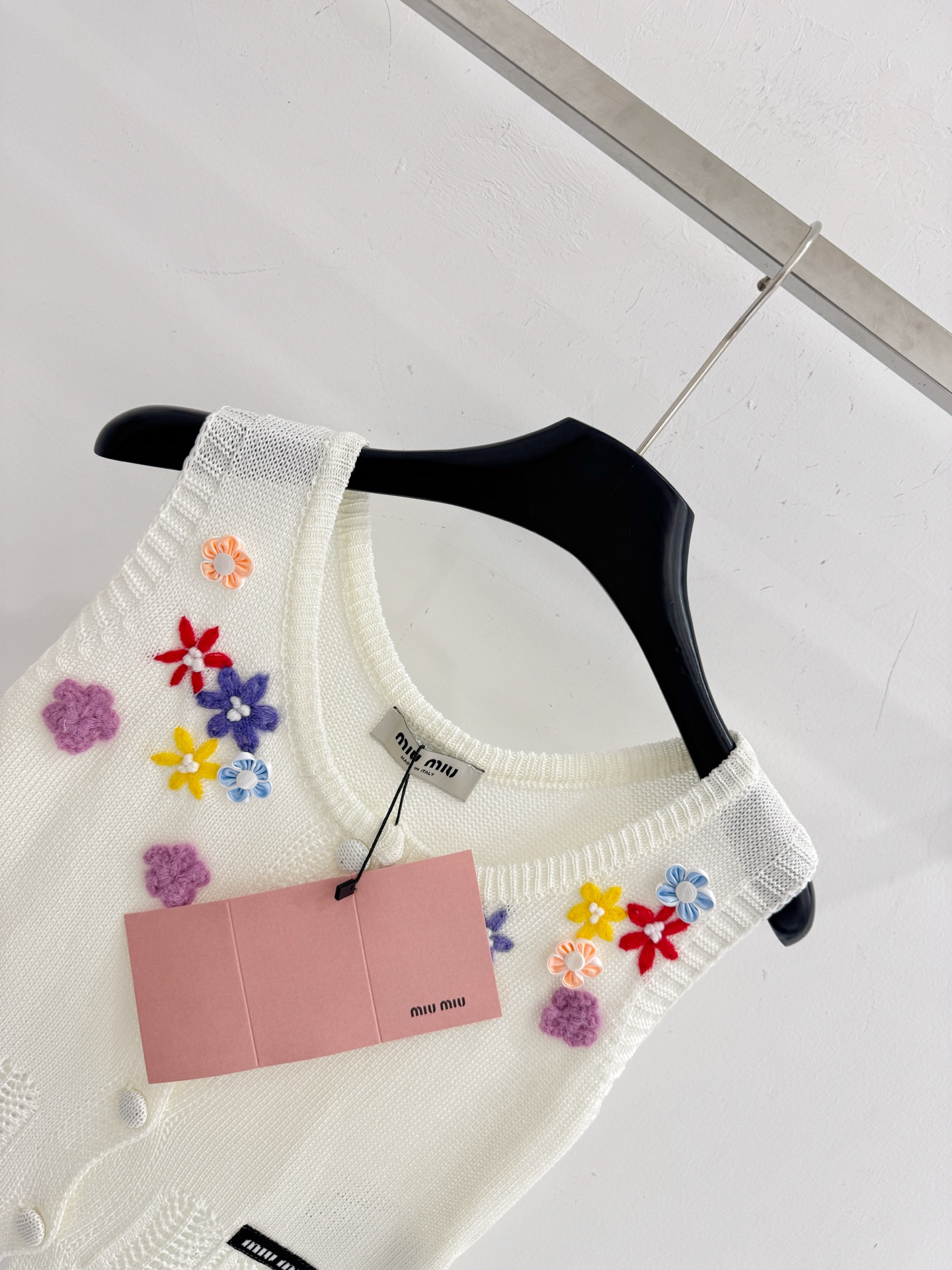 Miu Miu miu家26春夏新款，黑白两款立体花朵针织无袖背心