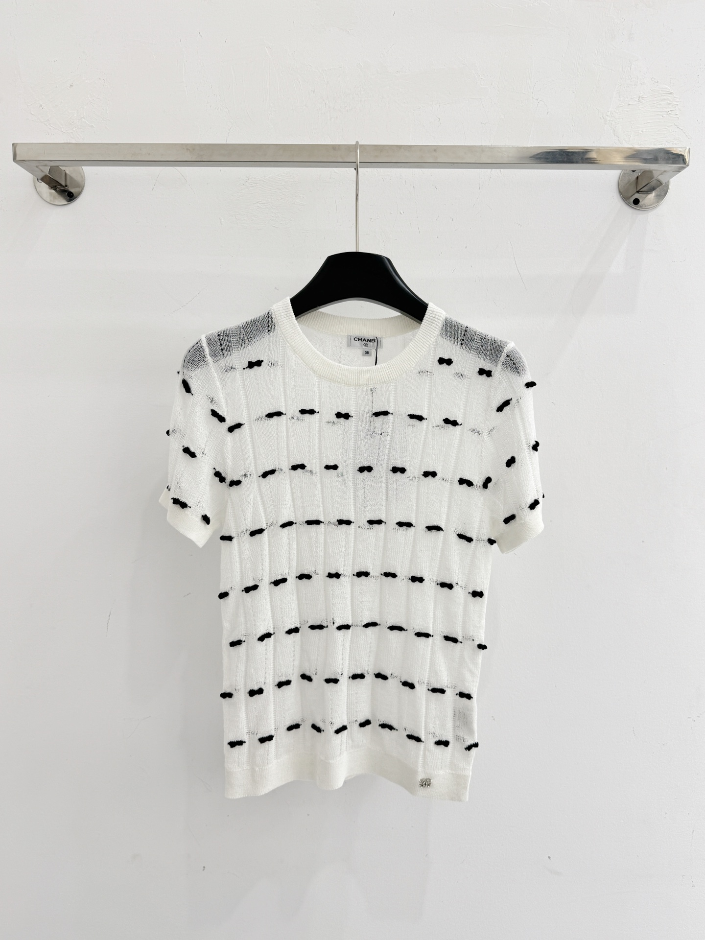Chanel 黑白两款香奈儿镂空针织短袖，带 蝴蝶结装饰
