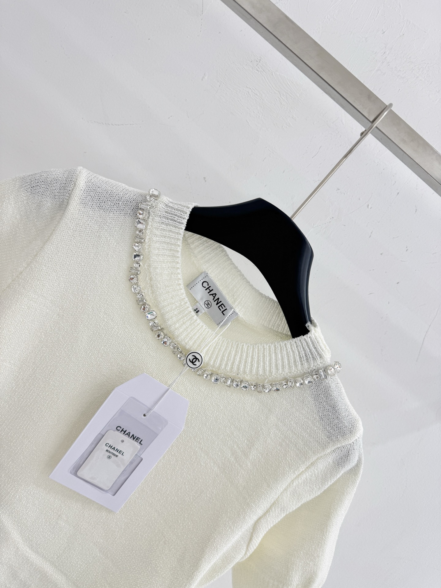 Chrome Hearts 米白针织短袖，水钻领口与数字5装饰，温柔