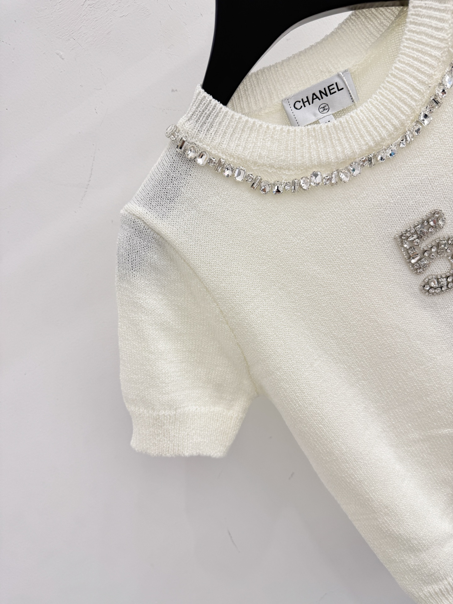 Chrome Hearts 米白针织短袖，水钻领口与数字5装饰，温柔
