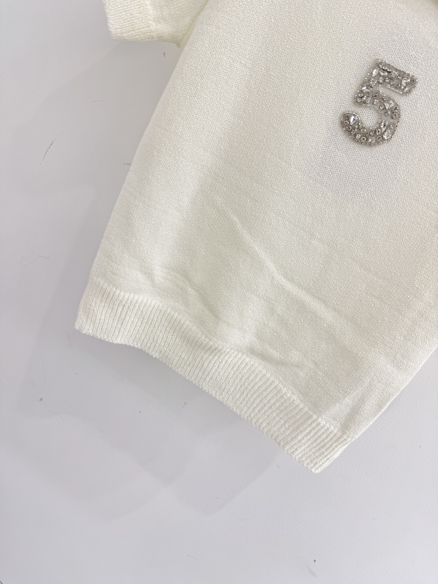 Chrome Hearts 米白针织短袖，水钻领口与数字5装饰，温柔