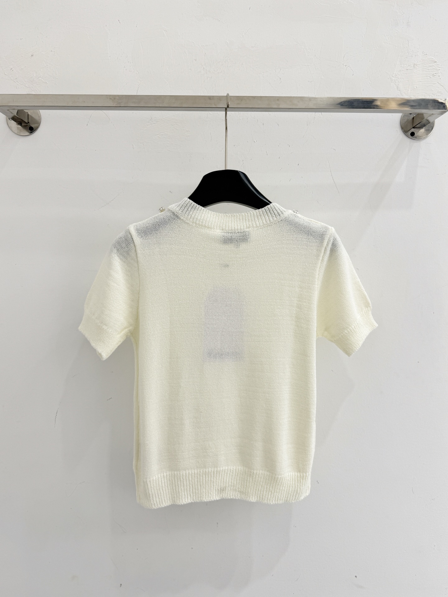 Chrome Hearts 米白针织短袖，水钻领口与数字5装饰，温柔