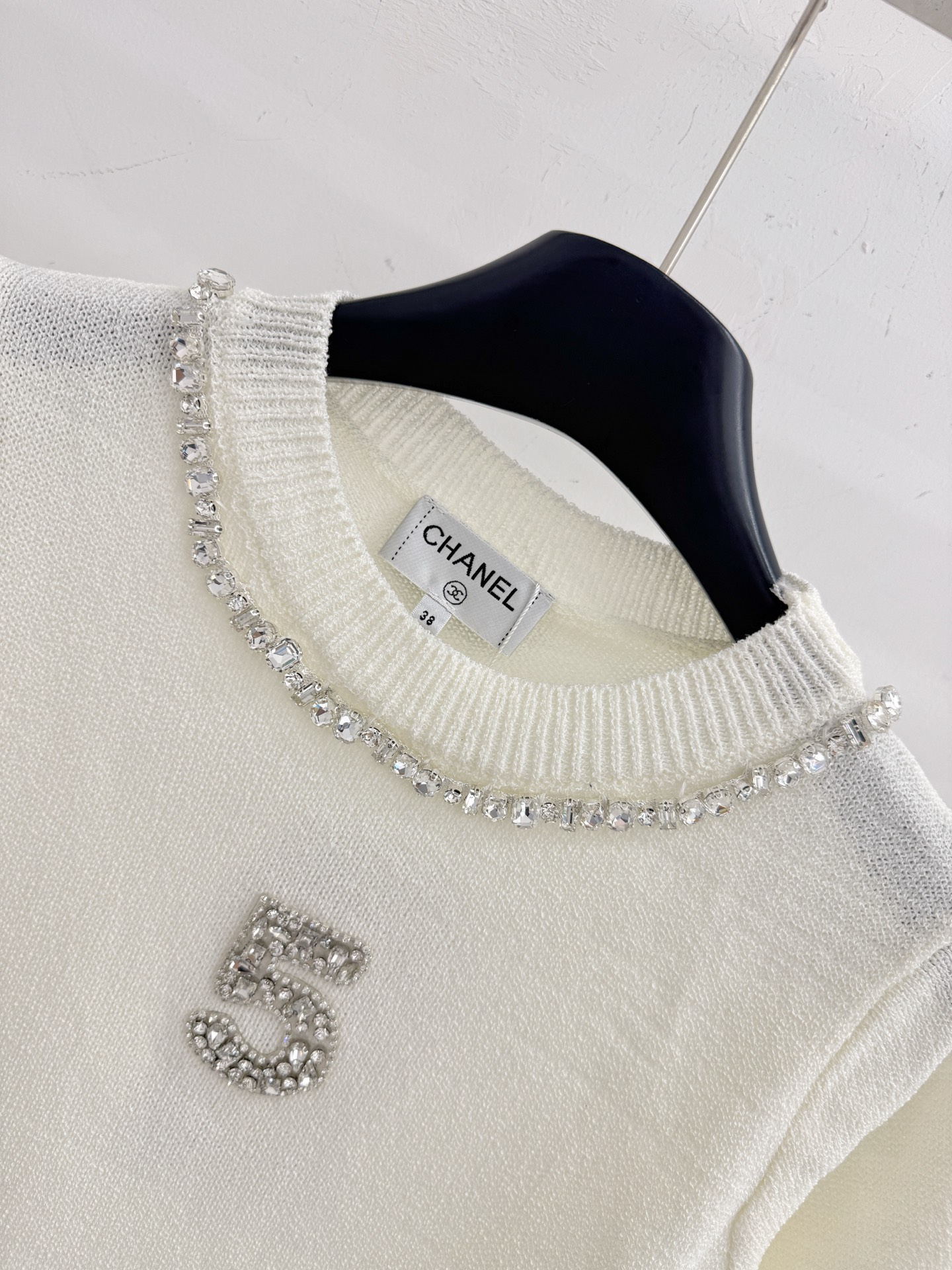 Chrome Hearts 米白针织短袖，水钻领口与数字5装饰，温柔