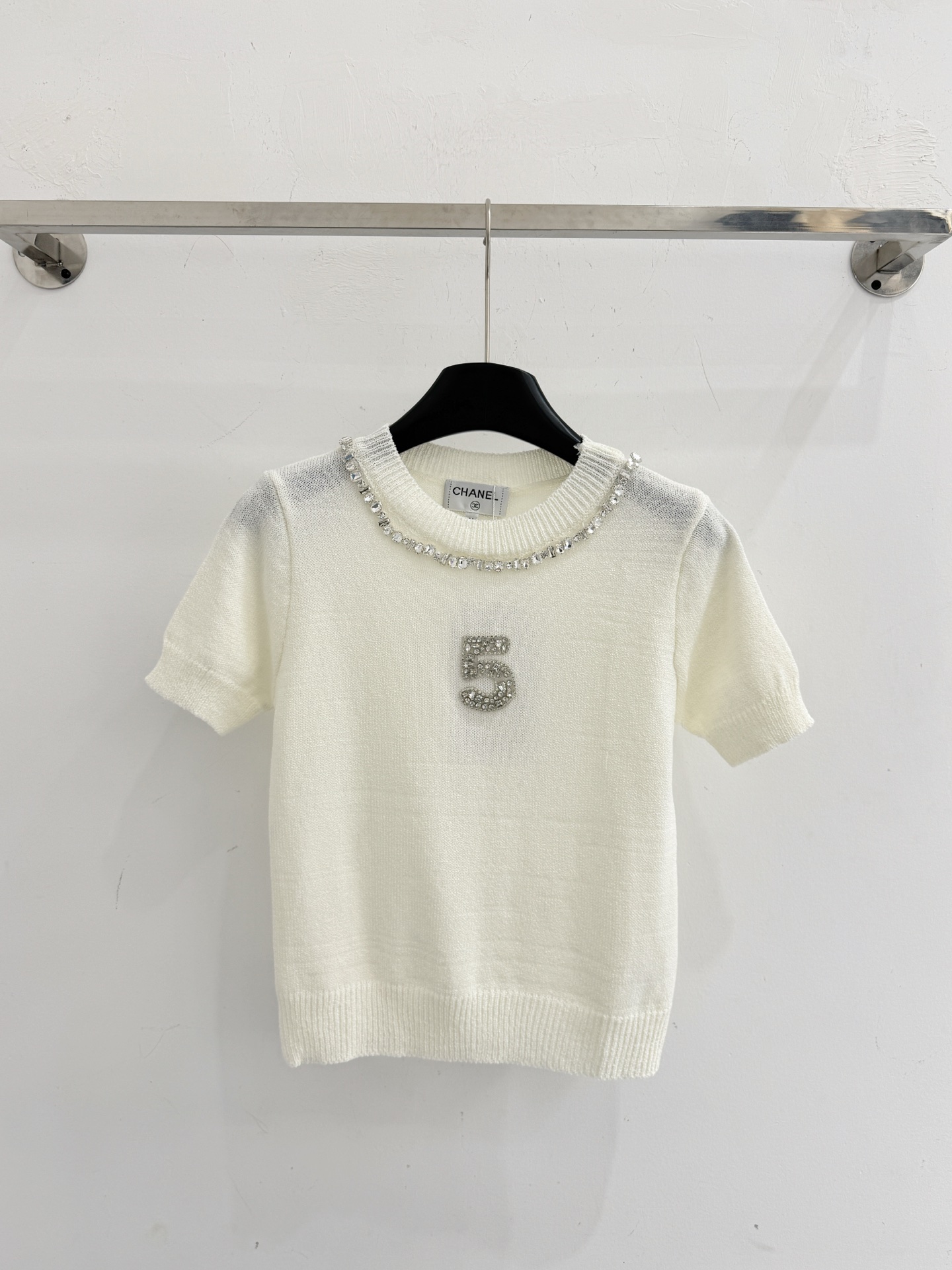 Chrome Hearts 米白针织短袖，水钻领口与数字5装饰，温柔