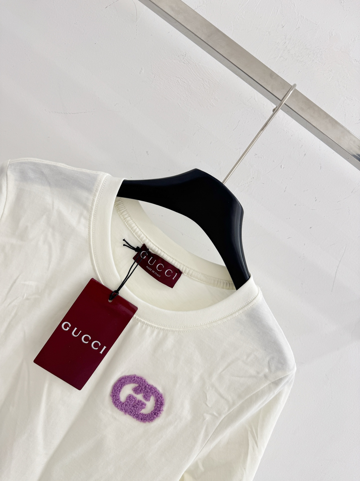 Gucci 米白短袖T恤，带紫色植绒双G标