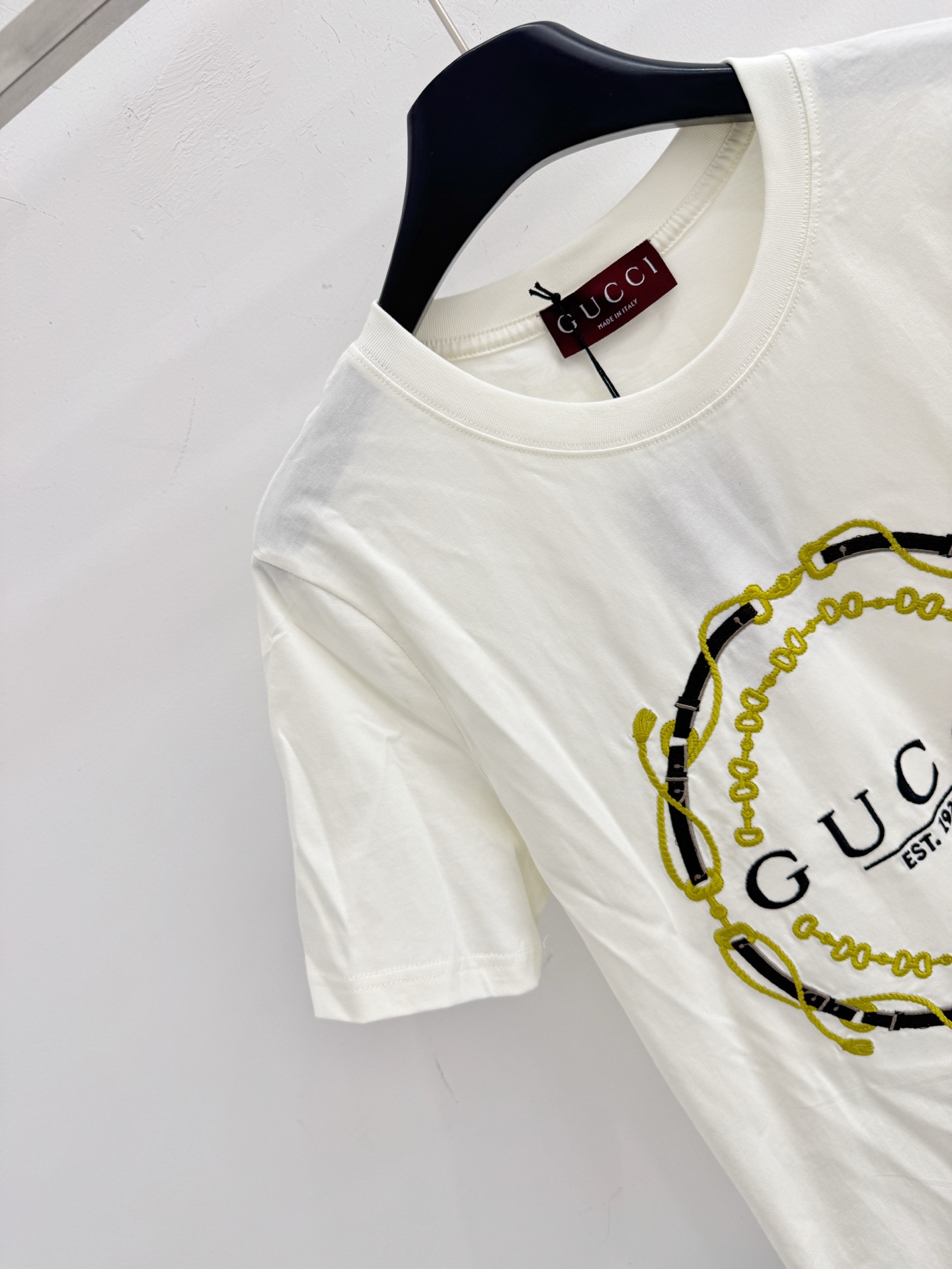 Gucci 刺绣logo与马衔扣图案