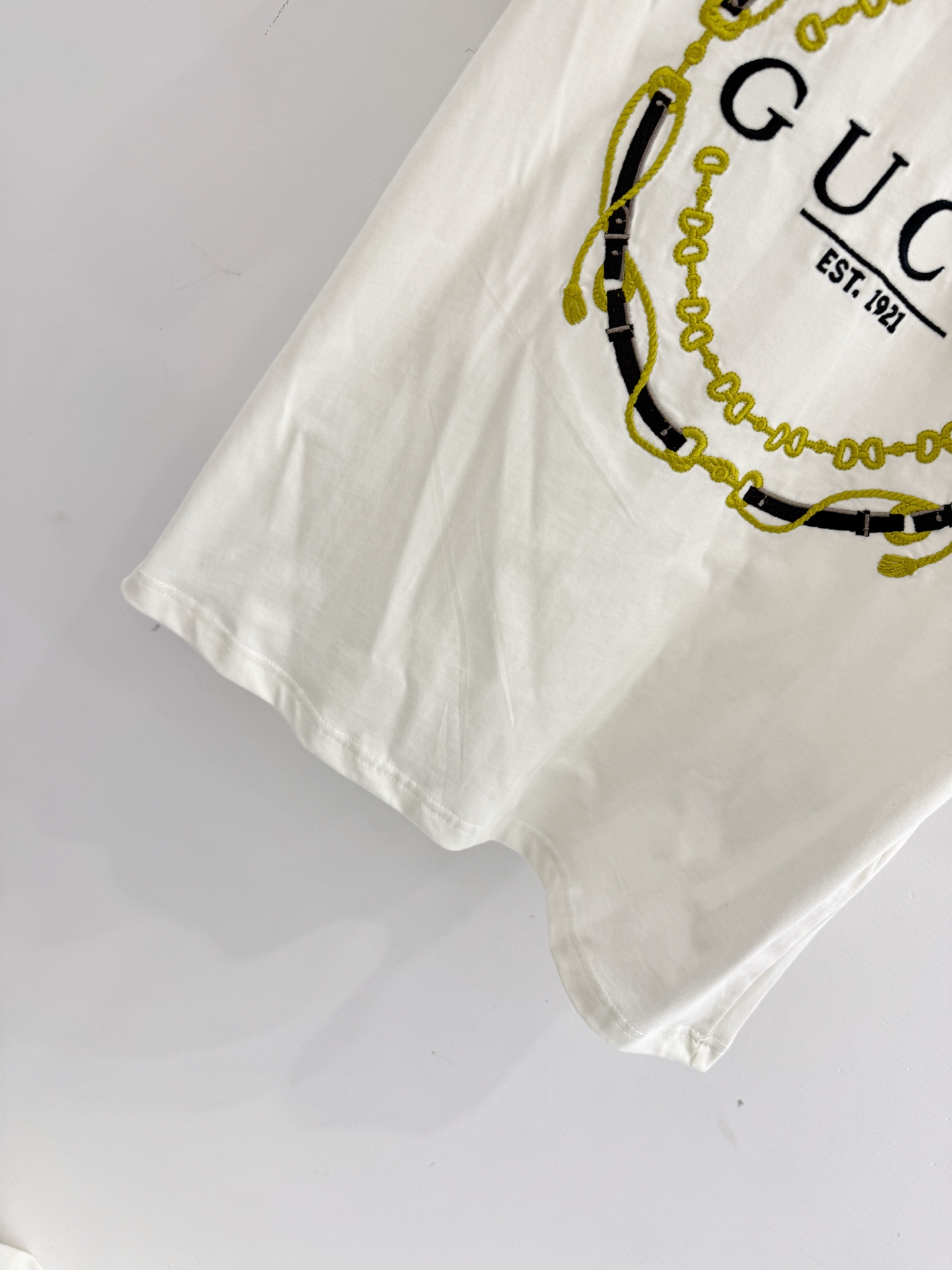 Gucci 刺绣logo与马衔扣图案