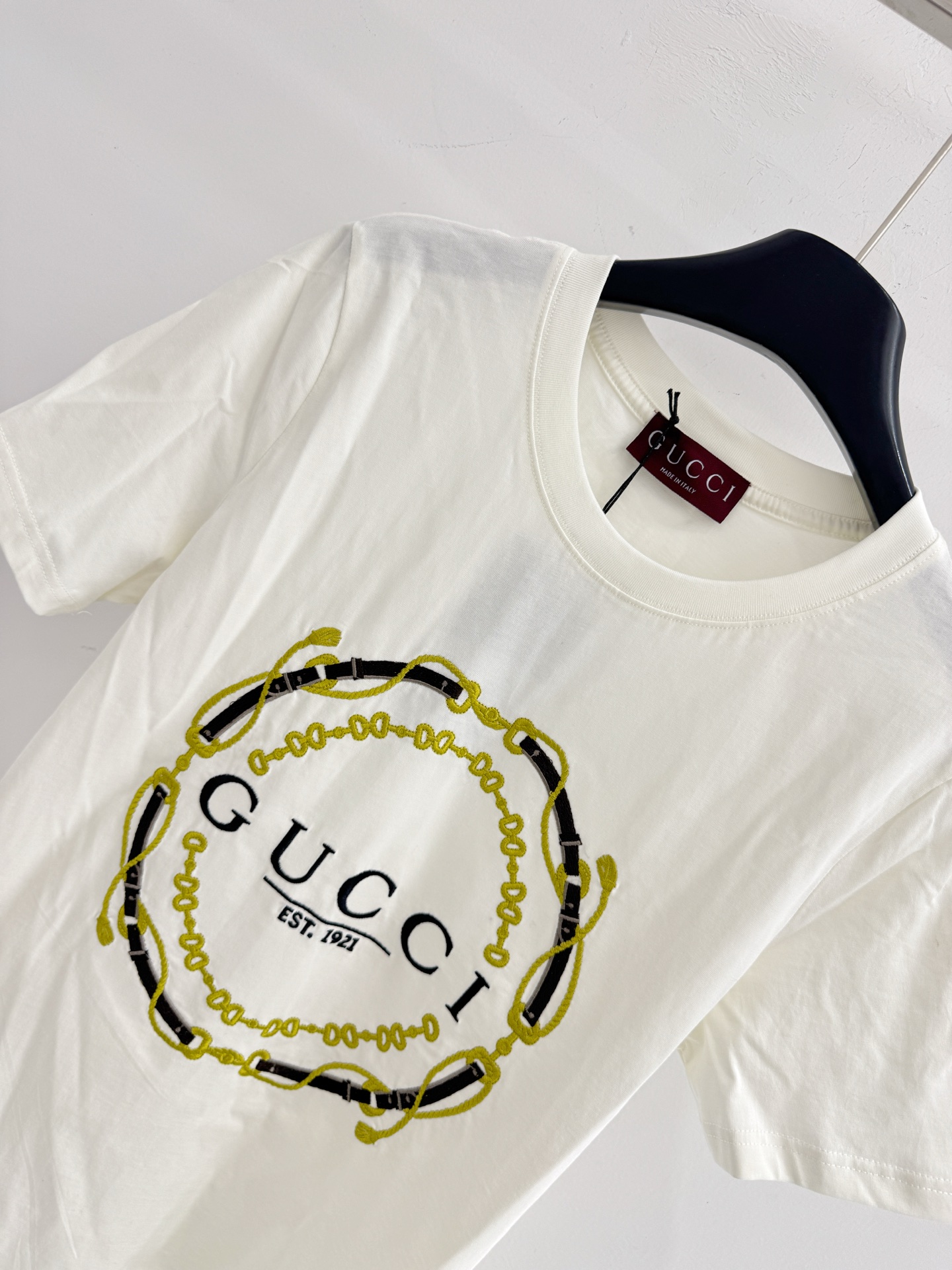 Gucci 刺绣logo与马衔扣图案