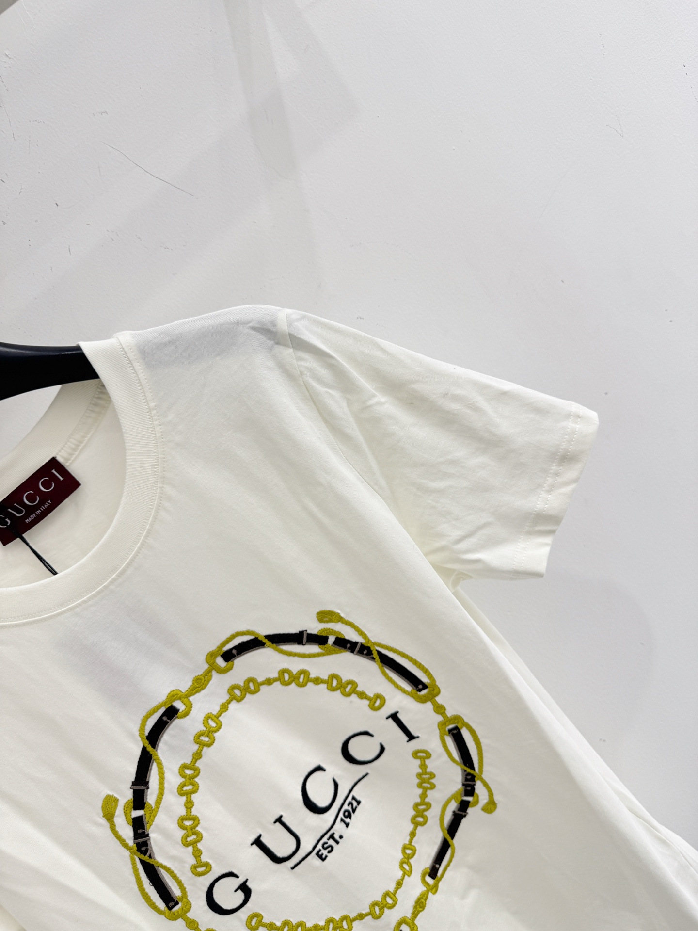Gucci 刺绣logo与马衔扣图案