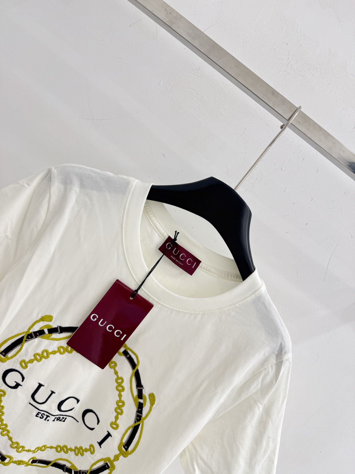 Gucci 刺绣logo与马衔扣图案