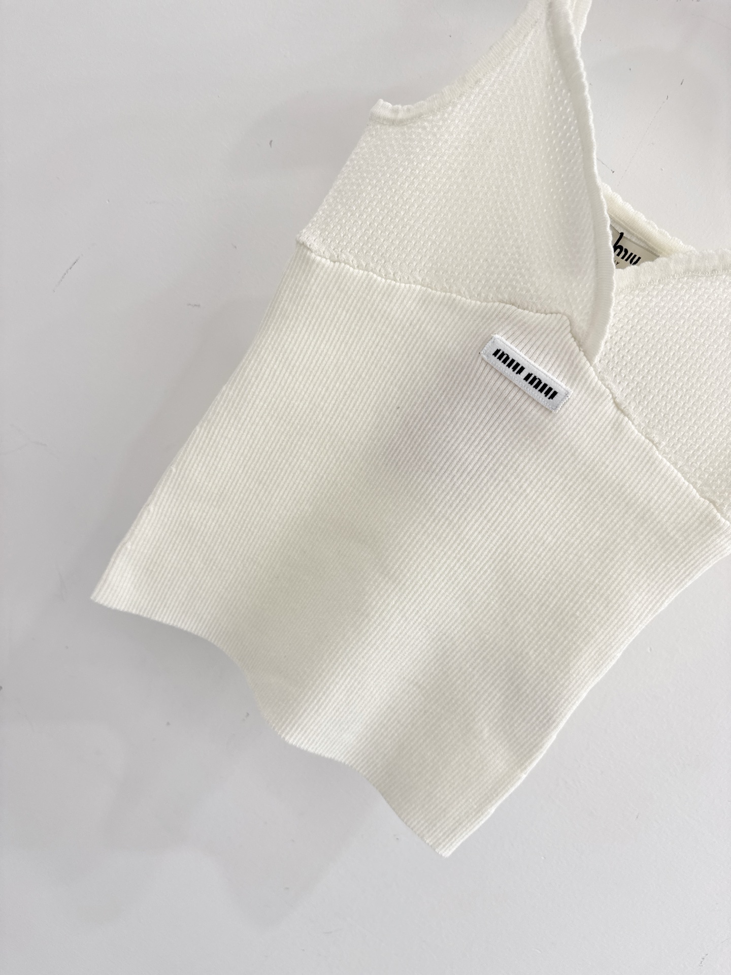 Unknown 米白V领针织吊带，修身显瘦，百搭春夏单品