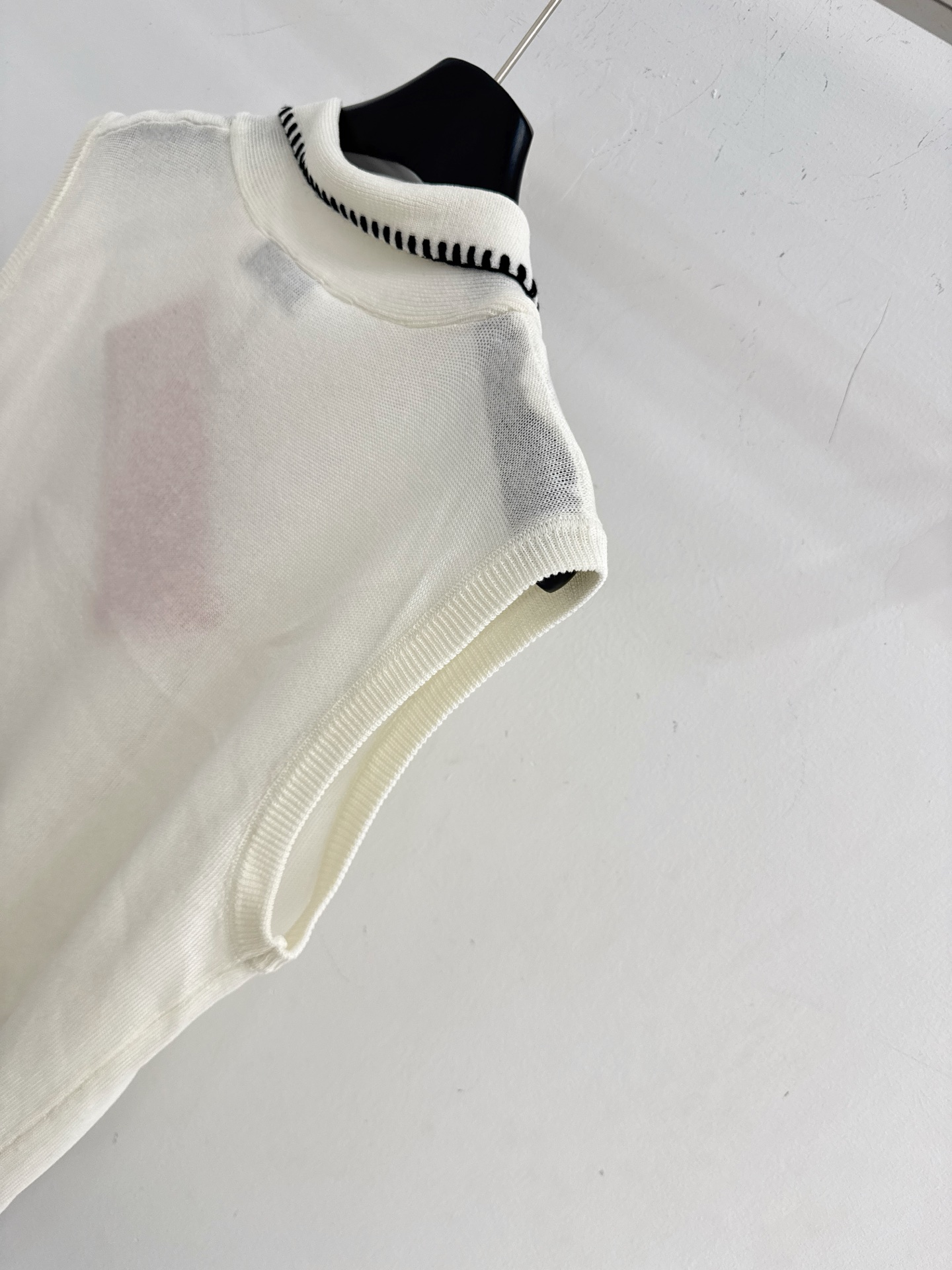 Chanel 灰白两色撞色飘带针织马甲，减龄学院风