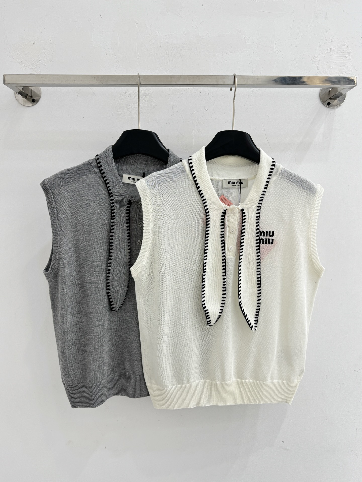 Chanel 灰白两色撞色飘带针织马甲，减龄学院风