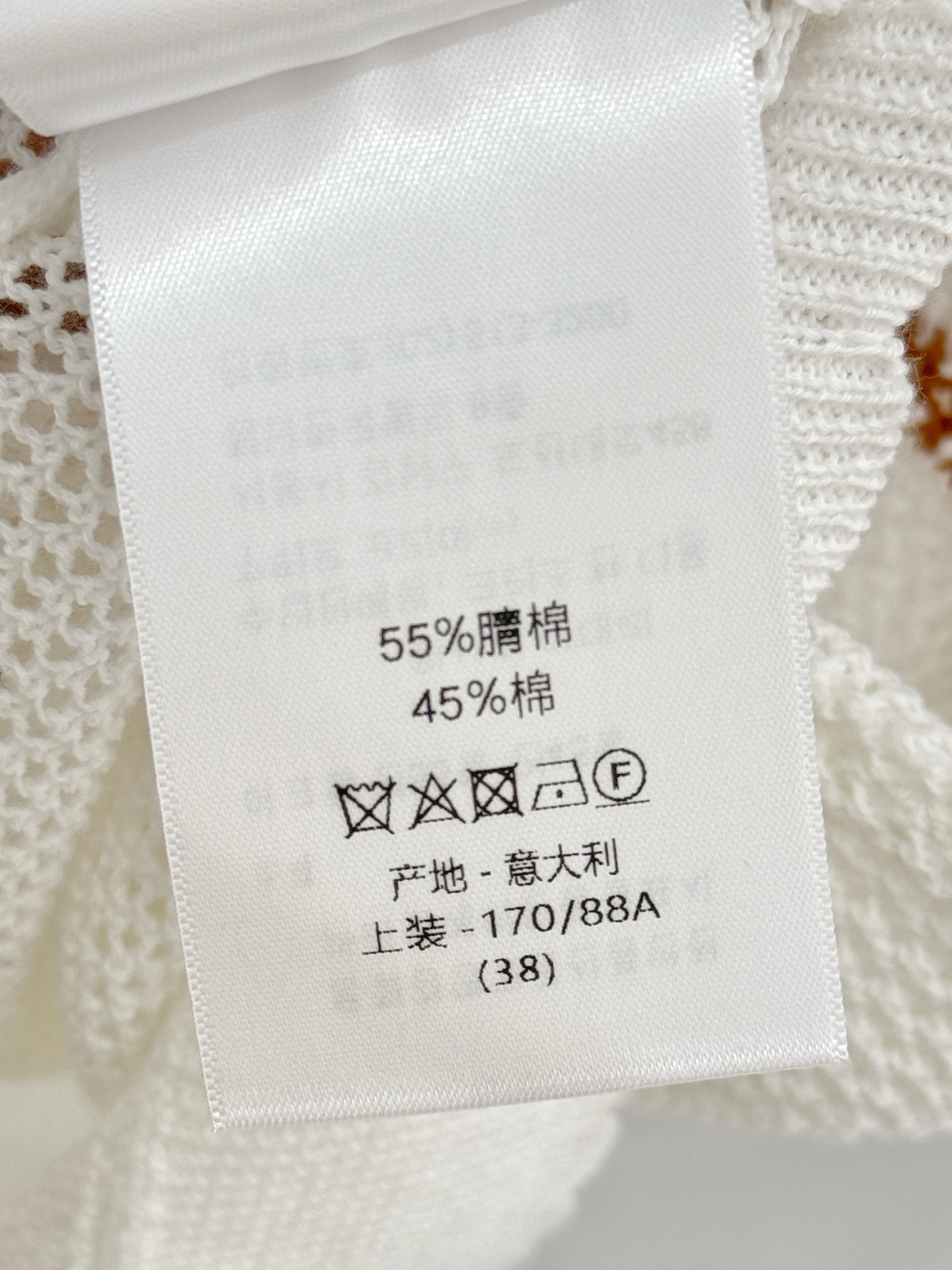 Unknown 网眼针织短袖，胸前棕色品牌字母印花，清爽透气
