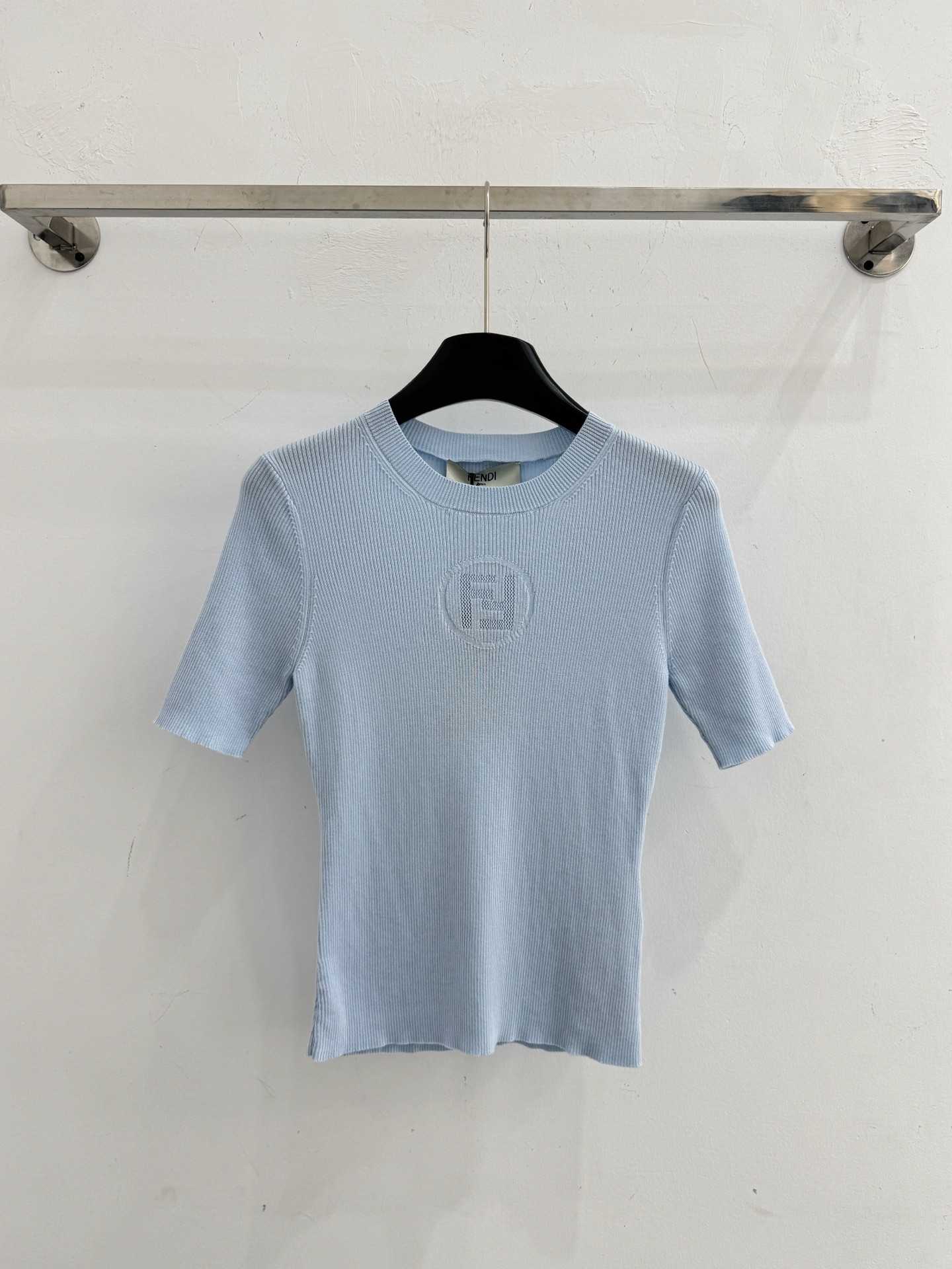 Fendi 三色罗纹针织短袖，胸前压印品牌标识
