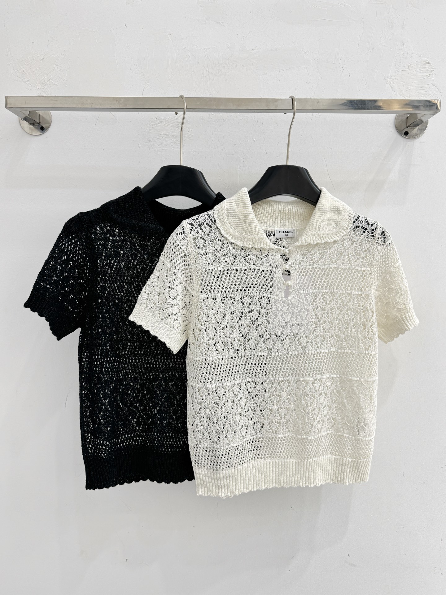 Chanel 米白镂空针织衫，珍珠扣温柔又