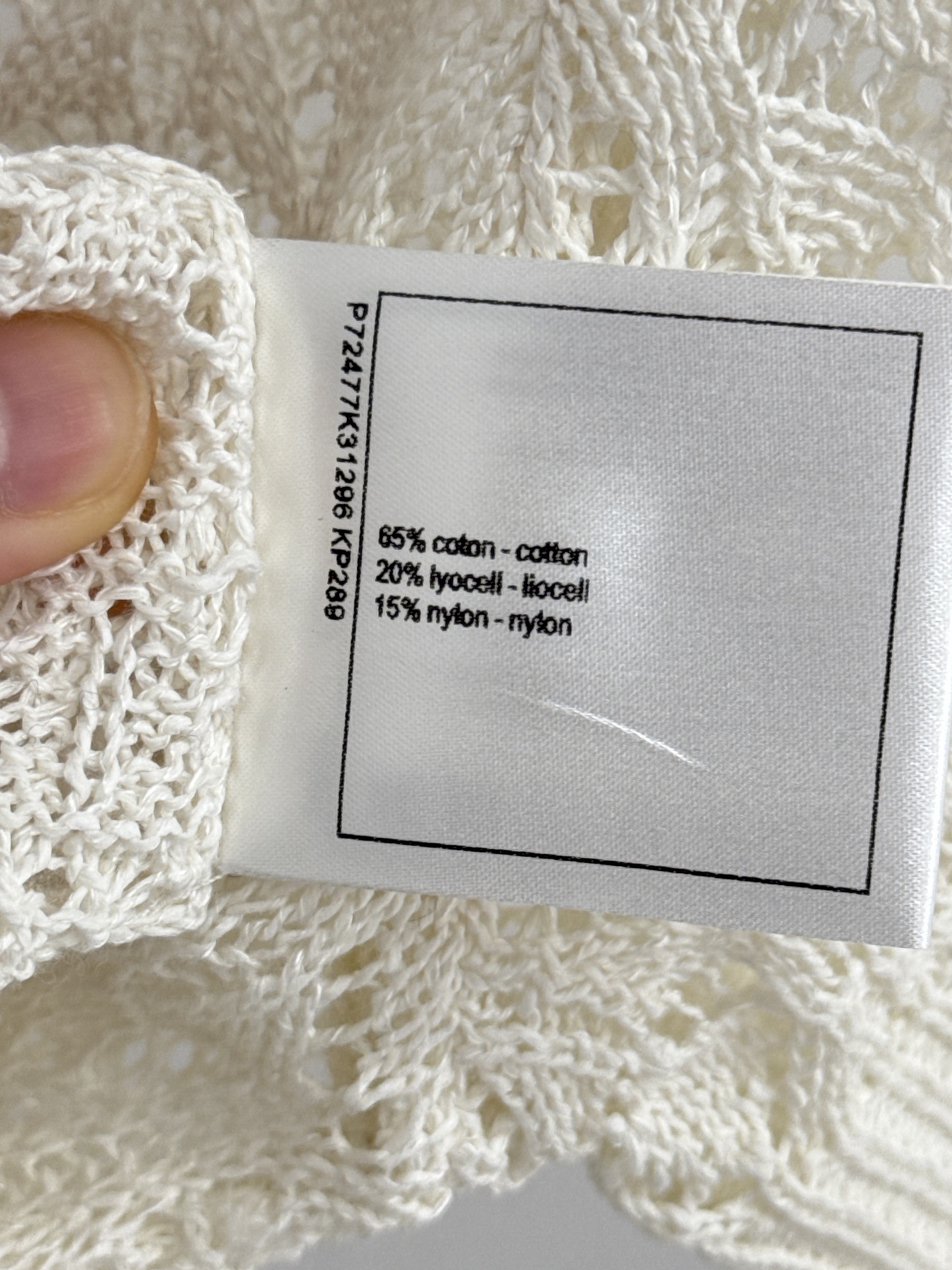 Chanel 米白镂空针织衫，珍珠扣温柔又