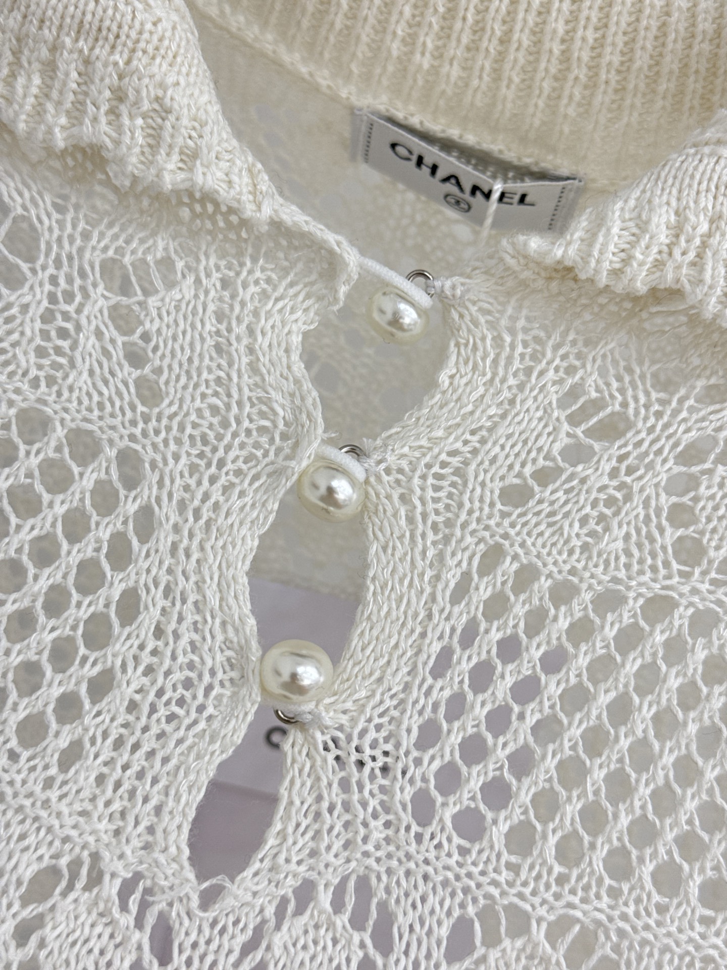 Chanel 米白镂空针织衫，珍珠扣温柔又
