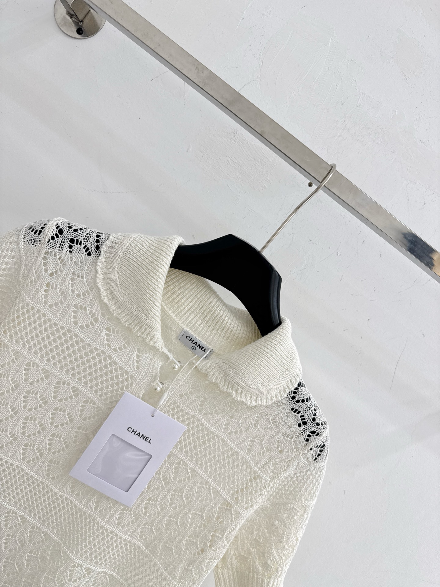 Chanel 米白镂空针织衫，珍珠扣温柔又