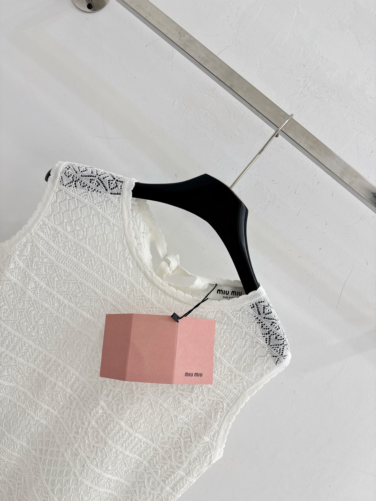 Chanel 镂空钩花针织背心，减龄百搭不挑人