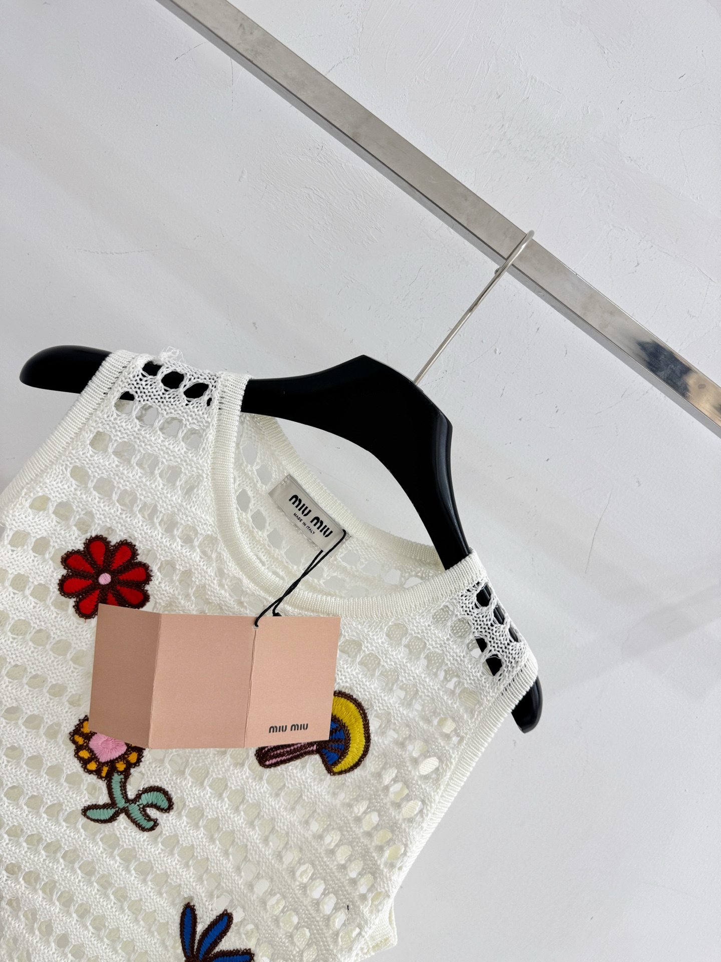 Chanel 镂空网眼刺绣背心，元气减龄少女感拉满