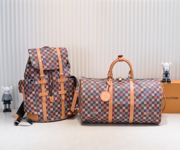 Louis Vuitton مجموعة حقائب السفر والظهر بنقشة مربعات مميزة 1 Louis Vuitton مجموعة حقائب السفر والظهر بنقشة مربعات مميزة
