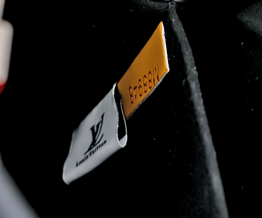 批220💰独家实拍 【M59939 M94519】CAPUCINES手袋 本款 Capucines 迷你手袋展露细腻 Taurillon 皮革的微妙莹泽，点缀标志性 字母。巧用可拆卸宽肩带，令袖珍尺寸以肩背或斜挎方式随行！size:21x14x8cm 