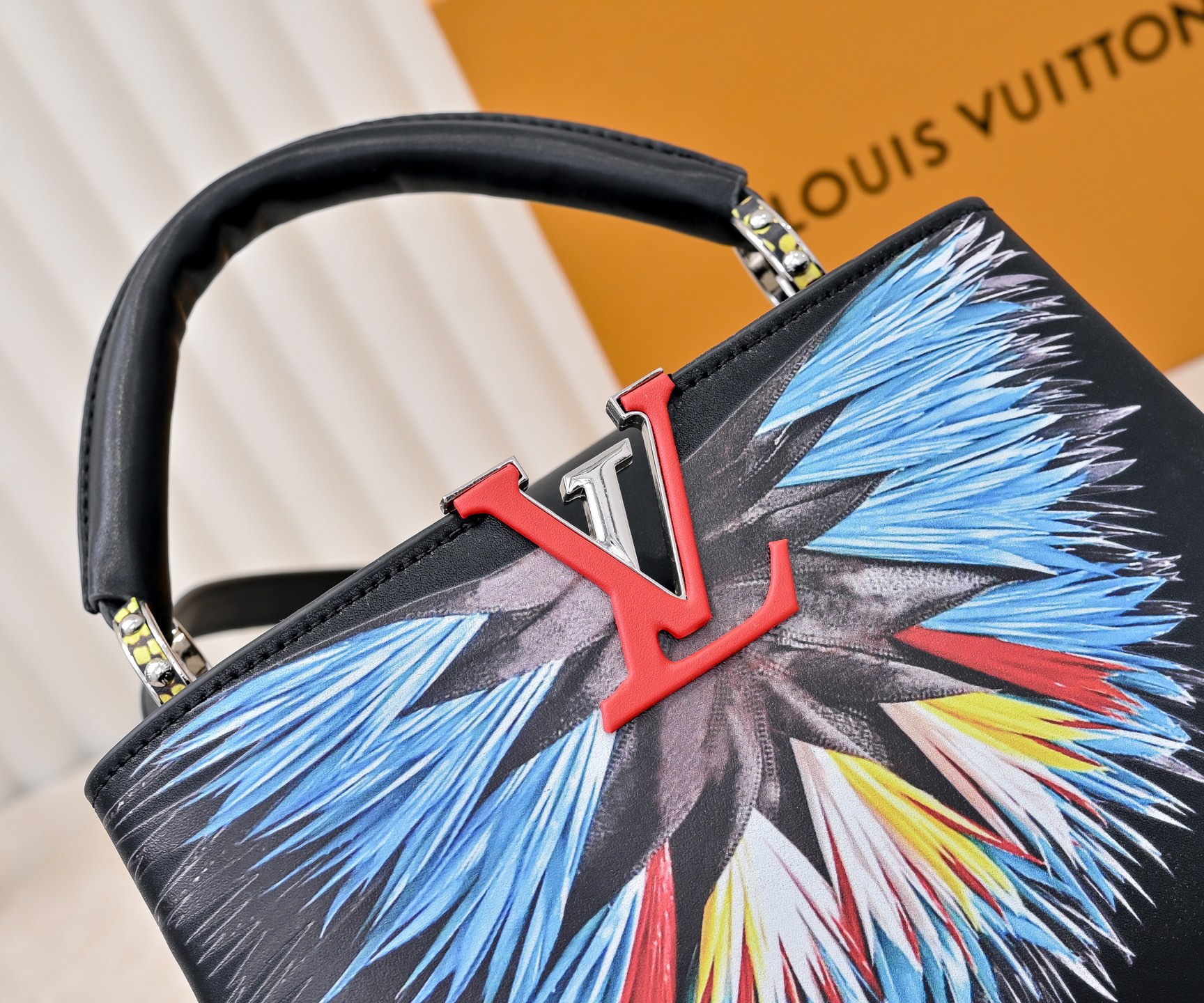 批230💰独家实拍 【M59939 M94519】CAPUCINES手袋 本款 Capucines 迷你手袋展露细腻 Taurillon 皮革的微妙莹泽，点缀标志性 字母。巧用可拆卸宽肩带，令袖珍尺寸以肩背或斜挎方式随行！size:27x17.3x9cm