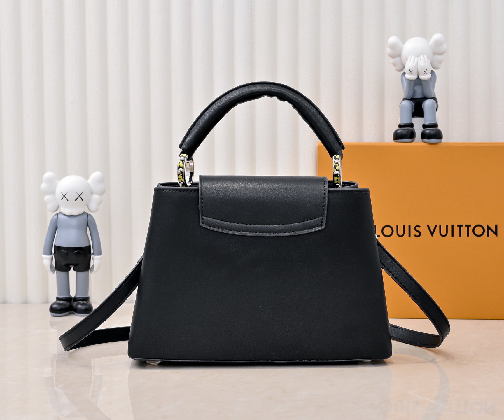 批230💰独家实拍 【M59939 M94519】CAPUCINES手袋 本款 Capucines 迷你手袋展露细腻 Taurillon 皮革的微妙莹泽，点缀标志性 字母。巧用可拆卸宽肩带，令袖珍尺寸以肩背或斜挎方式随行！size:27x17.3x9cm