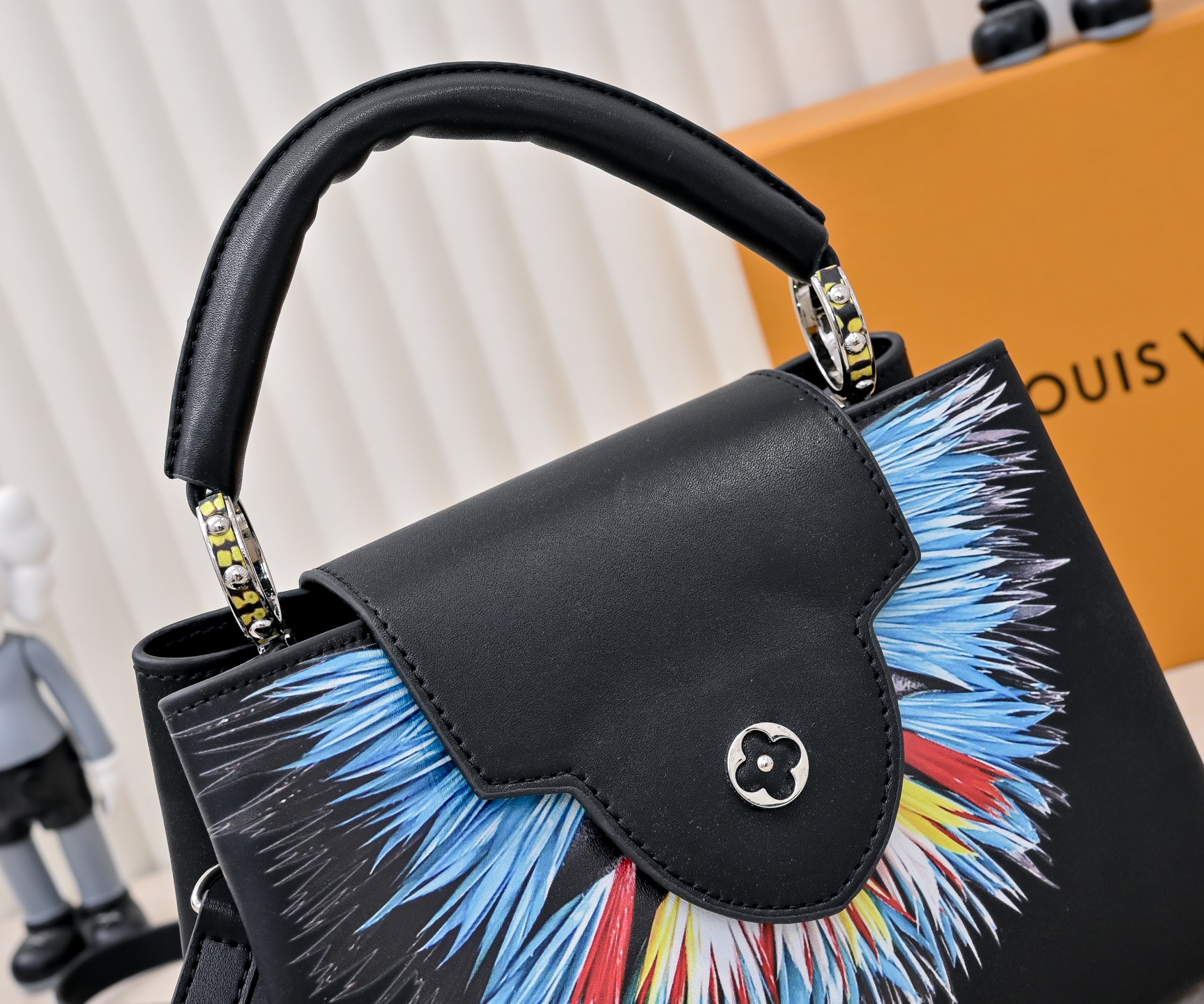 批230💰独家实拍 【M59939 M94519】CAPUCINES手袋 本款 Capucines 迷你手袋展露细腻 Taurillon 皮革的微妙莹泽，点缀标志性 字母。巧用可拆卸宽肩带，令袖珍尺寸以肩背或斜挎方式随行！size:27x17.3x9cm