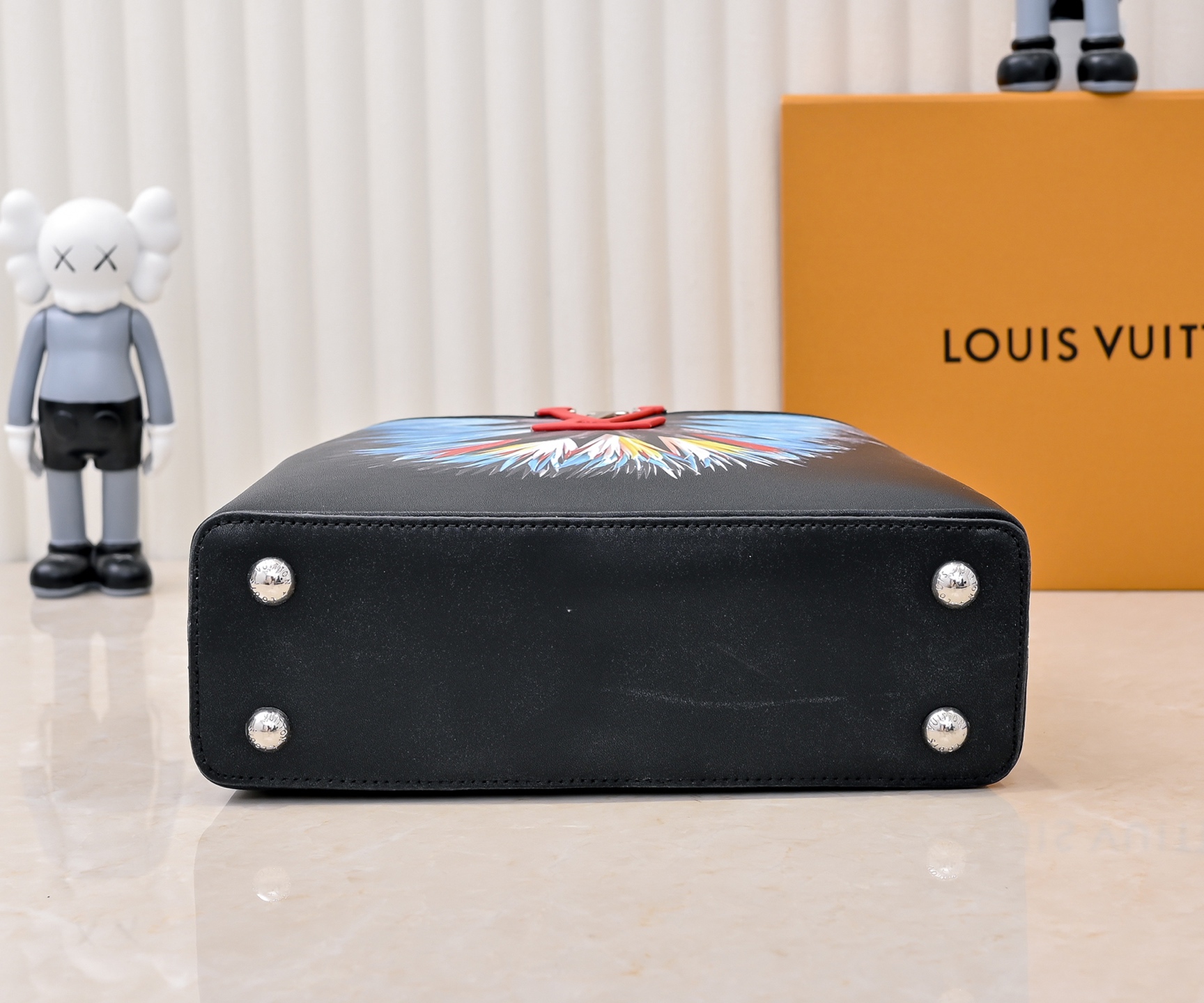 批230💰独家实拍 【M59939 M94519】CAPUCINES手袋 本款 Capucines 迷你手袋展露细腻 Taurillon 皮革的微妙莹泽，点缀标志性 字母。巧用可拆卸宽肩带，令袖珍尺寸以肩背或斜挎方式随行！size:27x17.3x9cm