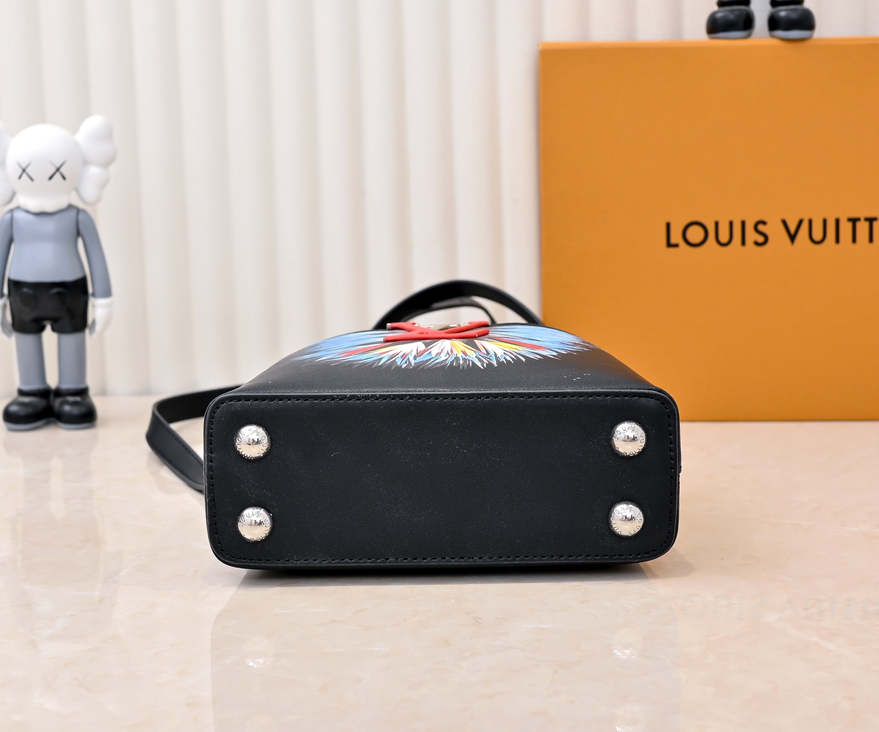 批220💰独家实拍 【M59939 M94519】CAPUCINES手袋 本款 Capucines 迷你手袋展露细腻 Taurillon 皮革的微妙莹泽，点缀标志性 字母。巧用可拆卸宽肩带，令袖珍尺寸以肩背或斜挎方式随行！size:21x14x8cm 