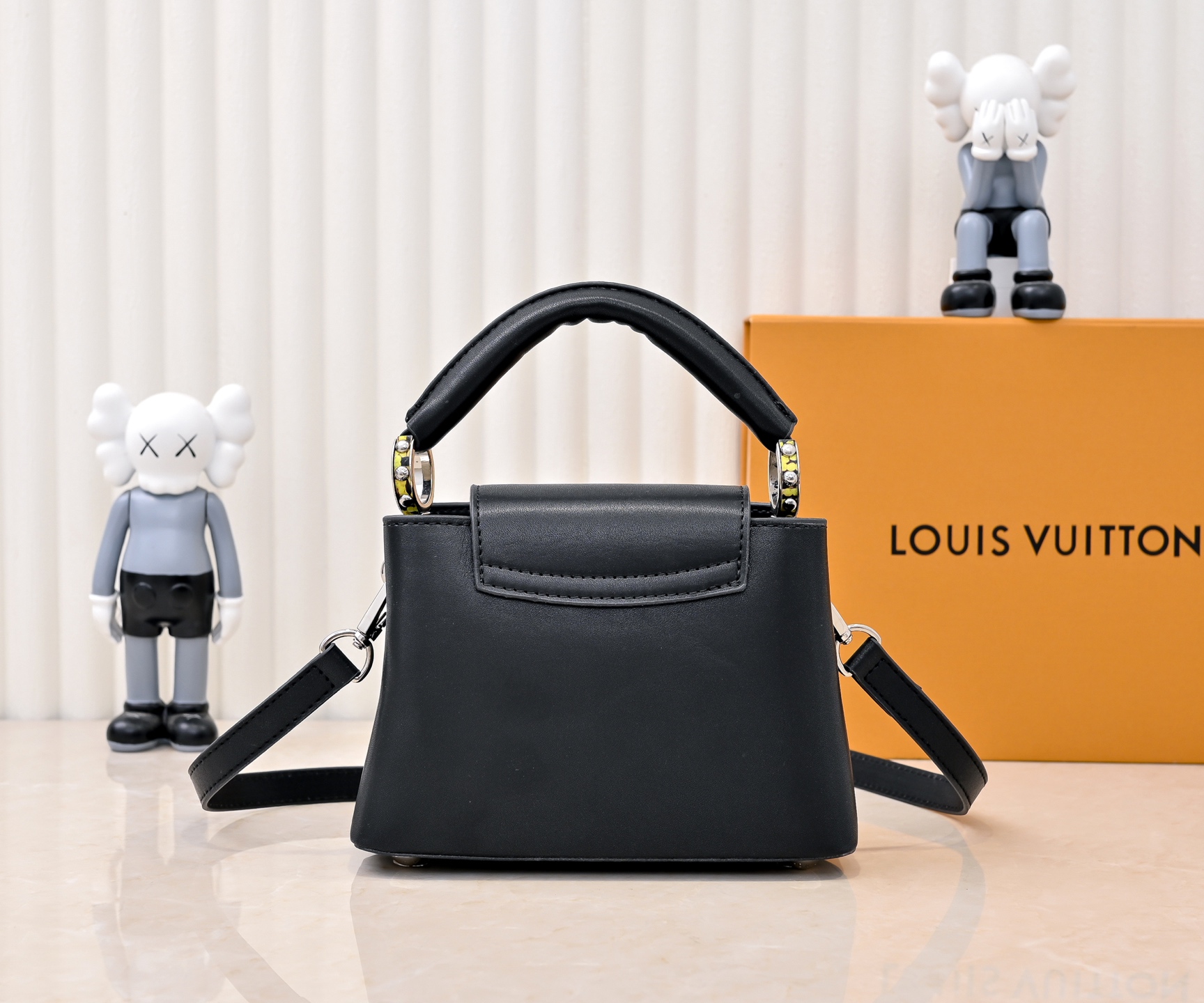 批220💰独家实拍 【M59939 M94519】CAPUCINES手袋 本款 Capucines 迷你手袋展露细腻 Taurillon 皮革的微妙莹泽，点缀标志性 字母。巧用可拆卸宽肩带，令袖珍尺寸以肩背或斜挎方式随行！size:21x14x8cm 