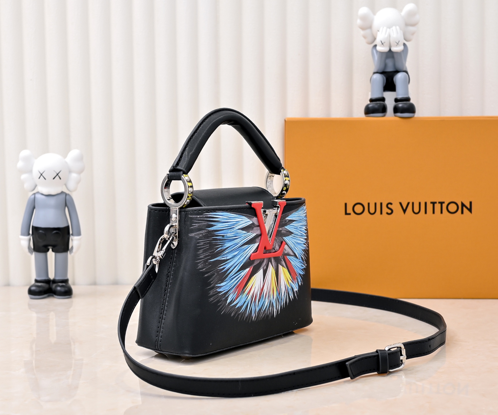 批220💰独家实拍 【M59939 M94519】CAPUCINES手袋 本款 Capucines 迷你手袋展露细腻 Taurillon 皮革的微妙莹泽，点缀标志性 字母。巧用可拆卸宽肩带，令袖珍尺寸以肩背或斜挎方式随行！size:21x14x8cm 