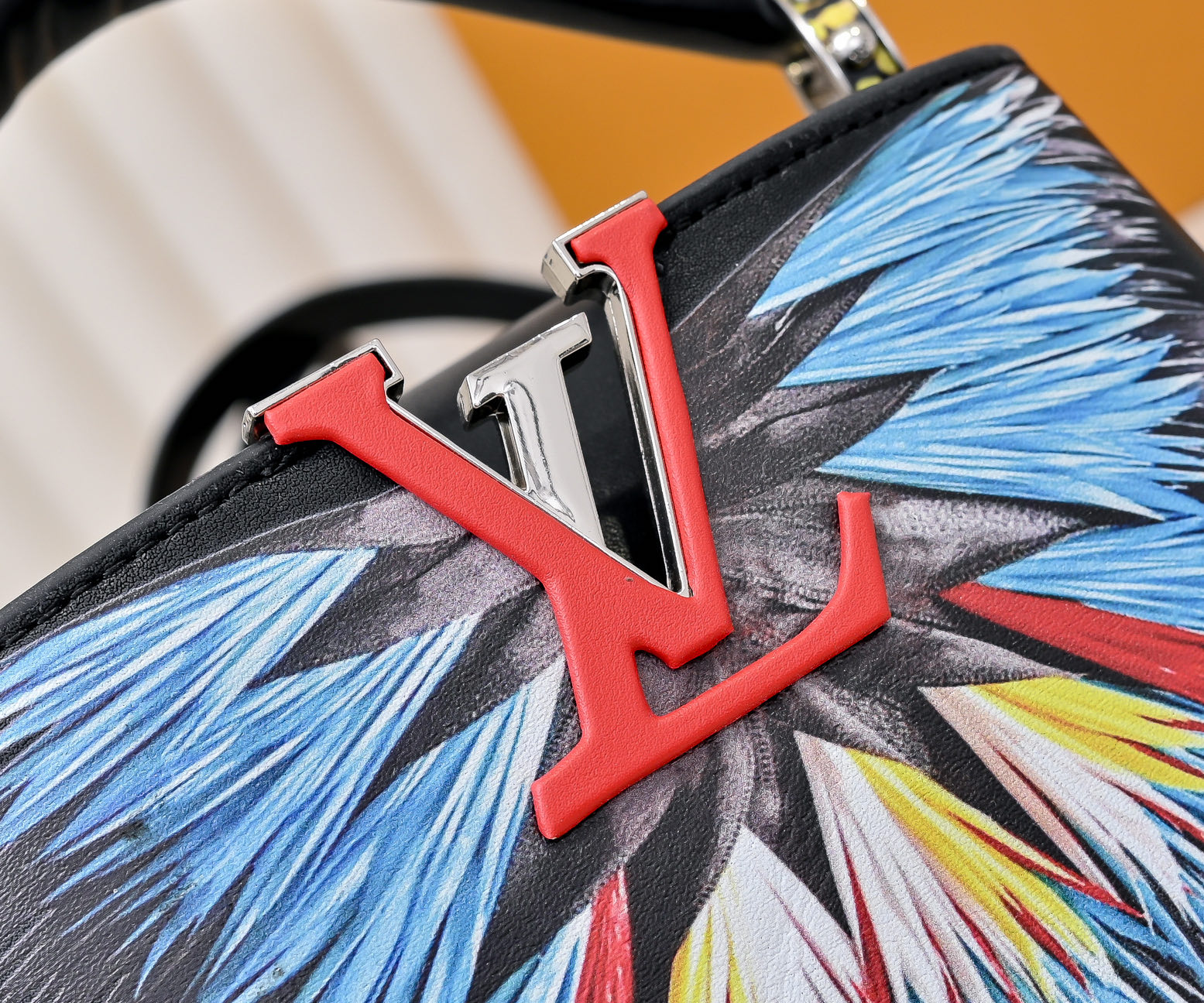 批220💰独家实拍 【M59939 M94519】CAPUCINES手袋 本款 Capucines 迷你手袋展露细腻 Taurillon 皮革的微妙莹泽，点缀标志性 字母。巧用可拆卸宽肩带，令袖珍尺寸以肩背或斜挎方式随行！size:21x14x8cm 