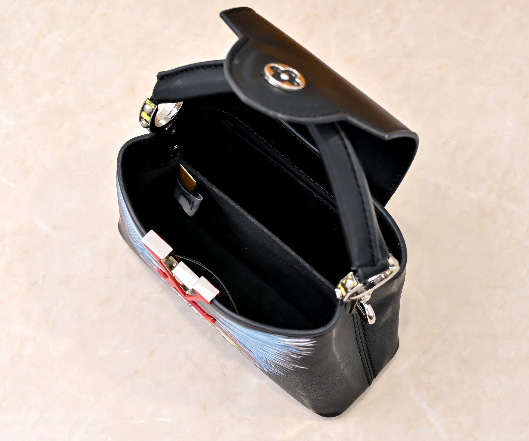 批220💰独家实拍 【M59939 M94519】CAPUCINES手袋 本款 Capucines 迷你手袋展露细腻 Taurillon 皮革的微妙莹泽，点缀标志性 字母。巧用可拆卸宽肩带，令袖珍尺寸以肩背或斜挎方式随行！size:21x14x8cm 