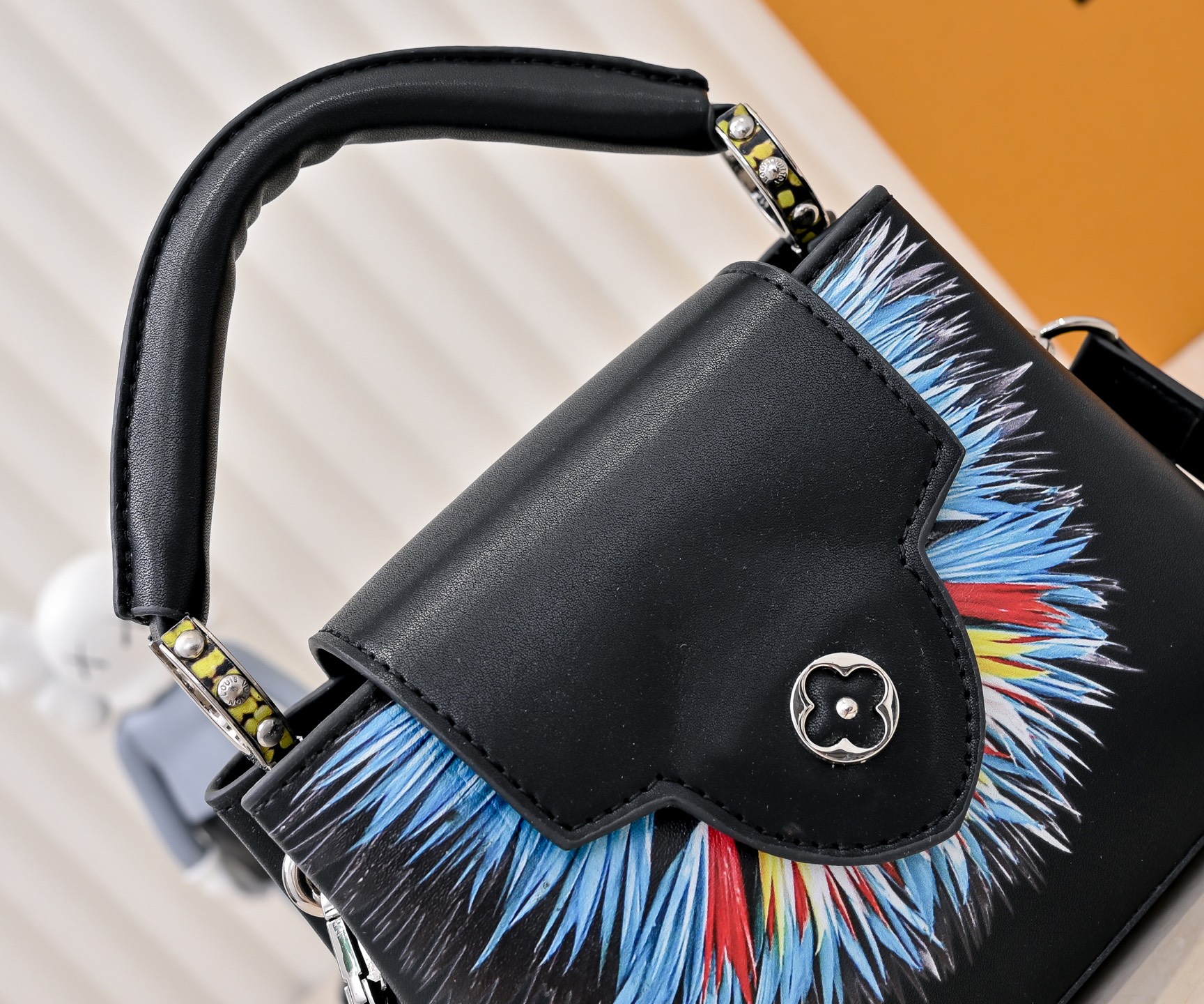 批220💰独家实拍 【M59939 M94519】CAPUCINES手袋 本款 Capucines 迷你手袋展露细腻 Taurillon 皮革的微妙莹泽，点缀标志性 字母。巧用可拆卸宽肩带，令袖珍尺寸以肩背或斜挎方式随行！size:21x14x8cm 