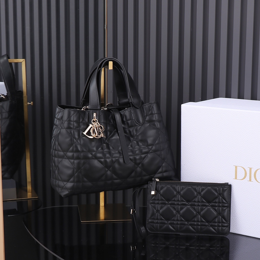 原厂黑色中号新品Toujours手袋这款DiorToujours手袋于二零二三春夏系列发布秀精彩亮相休闲