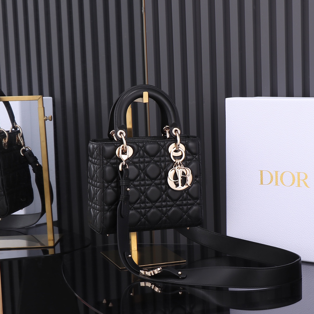 El bolso clásico Lady Dior de cuero original de Guangdi Lady Dior de cuatro marcos en negro encarna la profunda visión …