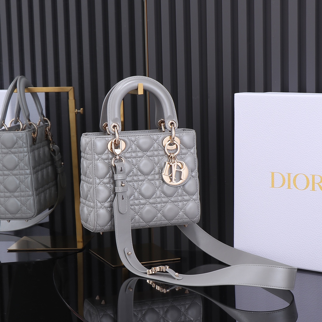 El bolso clásico Lady Dior de cuero original de Guangdi Lady Dior de cuatro marcos en color gris nacarado encarna la pr…