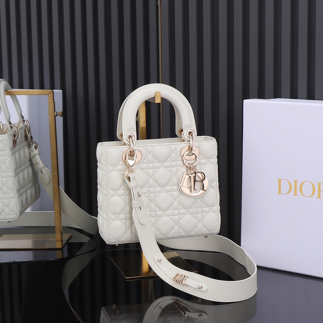 El clásico bolso Lady Dior de cuero original de Guangdi blanco de cuatro marcos Lady Dior encarna la profunda visión de…