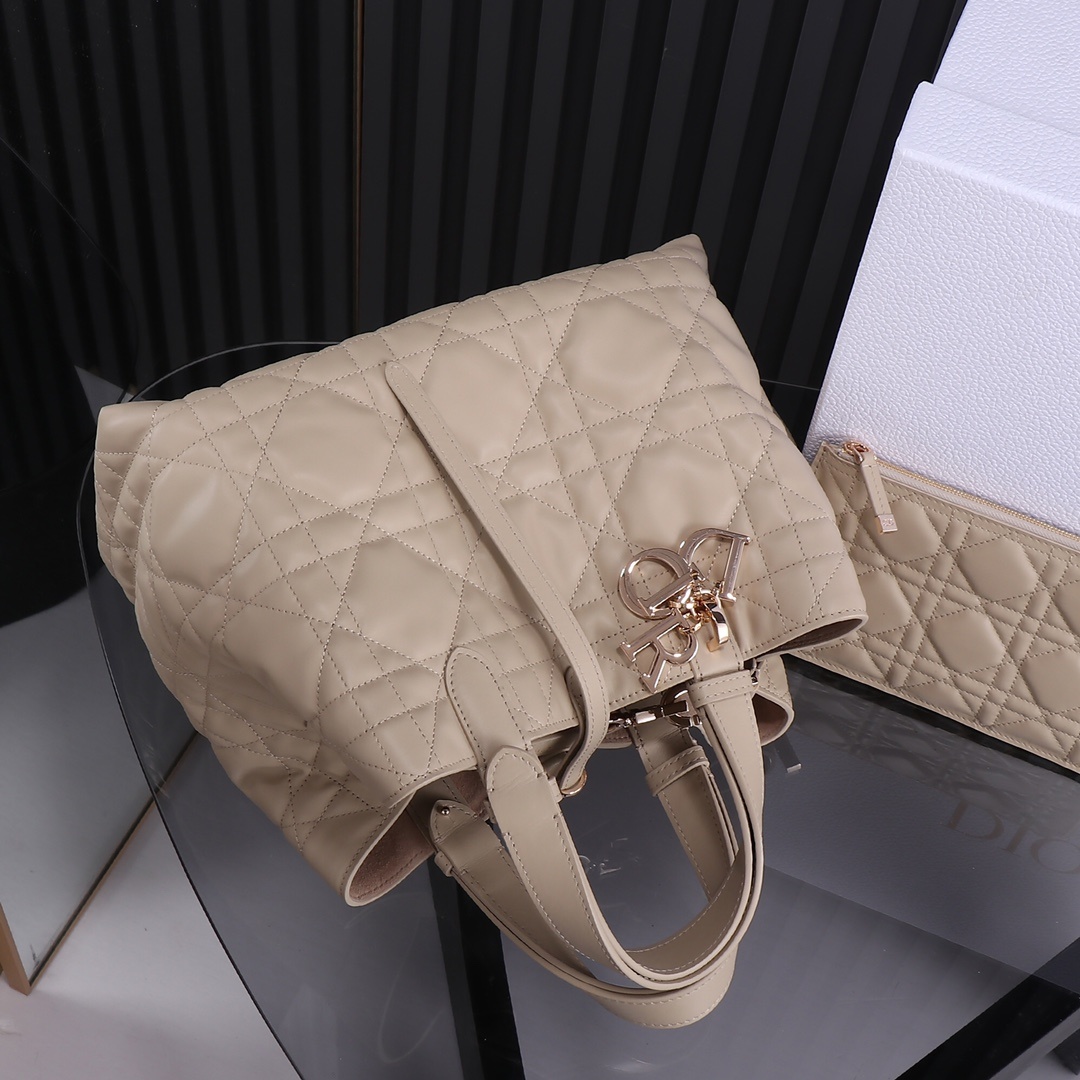 原厂奶油杏色中号新品Toujours手袋这款DiorToujours手袋于二零二三春夏系列发布秀精彩亮相