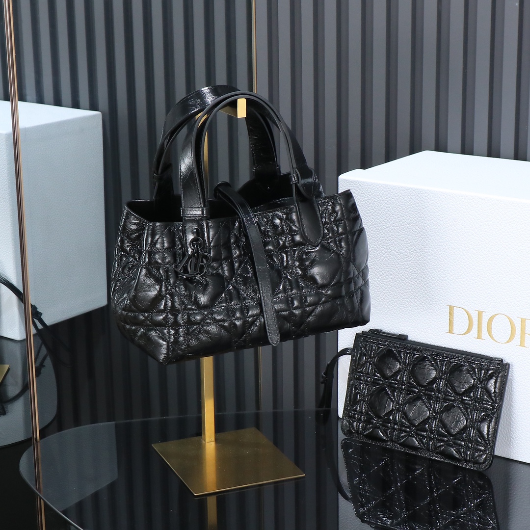 Nuevo bolso Toujours pequeño negro con cera de aceite de Guangdi, este bolso Dior Toujours hizo un maravilloso debut en…