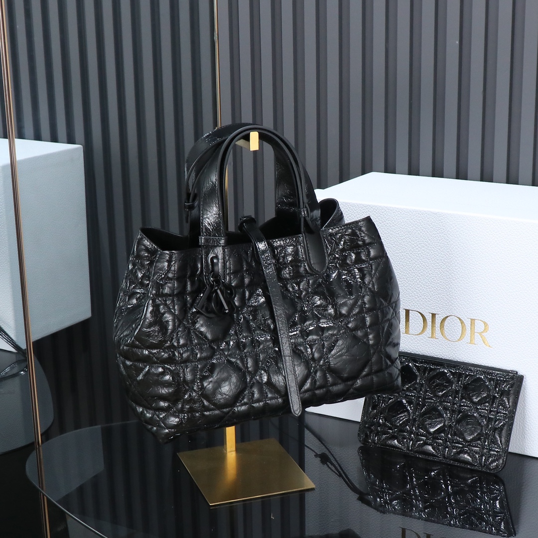 El nuevo bolso Toujours de tamaño mediano de Guangdi en cuero encerado al aceite. Este bolso Dior Toujours hizo un mara…