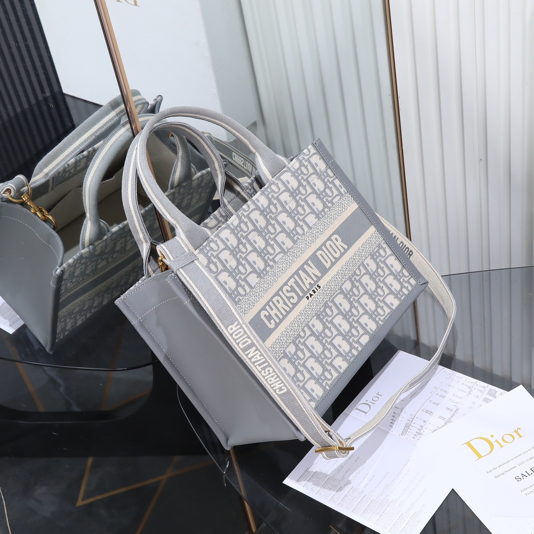 P730 原厂级别 小号
𝗗𝗜𝗢𝗥 𝗯𝗼𝗼𝗸 𝘁𝗼𝘁𝗲24新款灰色刺绣
不得不说，D家确实好会玩啊
可以背的托特来了！简直不要太棒
在最最最经典的托特上又衍生爆款了
越来越多人爱背大包真正的无性别之分
不管手拎斜挎，通勤健身出差毫无压力
整体有型不会塌，恨不得天天背
大包爱好者可以闭眼收了！！

26×12×21cm，