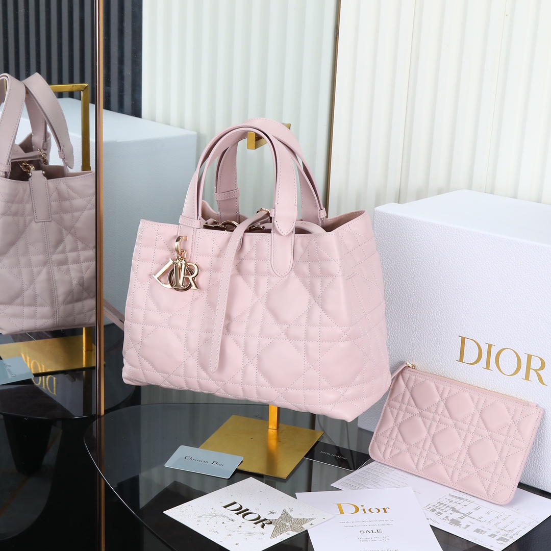 El nuevo bolso Toujours rosa de tamaño mediano de Guangdi, este bolso Dior Toujours, hizo un maravilloso debut en la se…